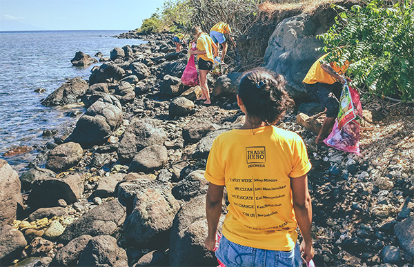 Beach cleaup with Trash hero Pemuteran